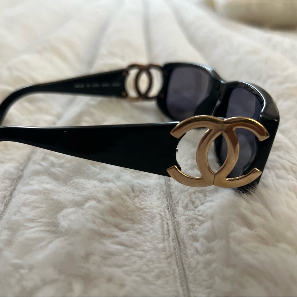 CHANEL Black Sunglasses Modern Design - Picture 5 of 13